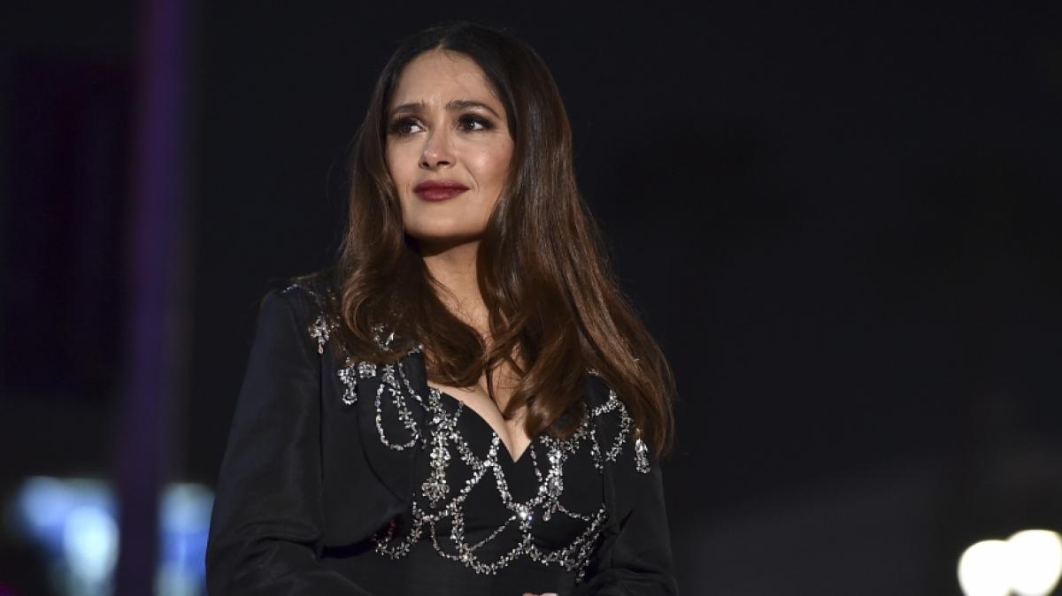 Salma Hayek genie&szlig;t ihre Zeit im k&uuml;hlen Nass. (Foto)