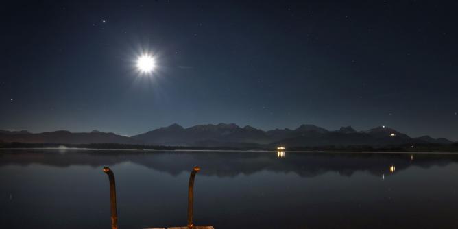 Sternschnuppen und sterbender Mond im Oktober