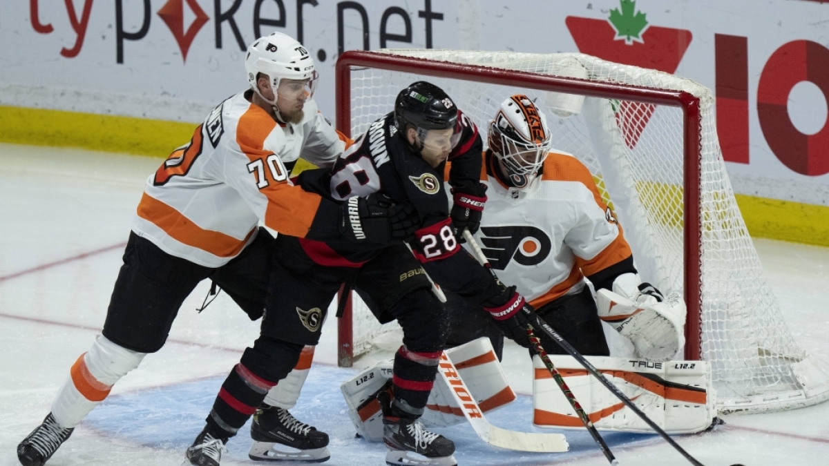 Eishockey: NHL, Hauptrunde, 149. Spieltag, Ottawa Senators - Philadelphia Flyers. Rasmus Ristolainen (70, l) und Torwart Martin Jones (r) von Philadelphia in Aktion gegen Connor Brown von Ottawa. (Foto)