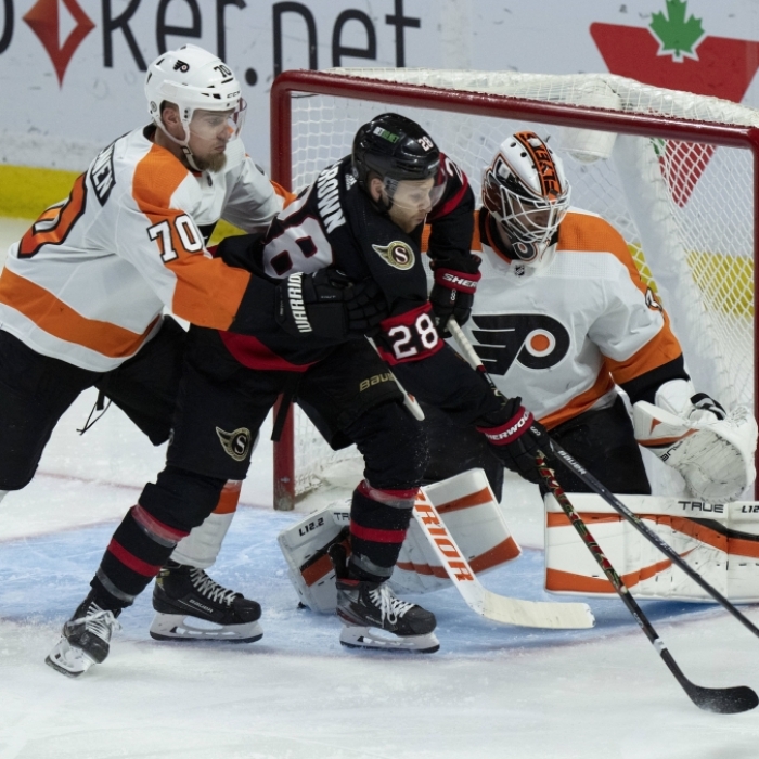 Eishockey: NHL, Hauptrunde, 149. Spieltag, Ottawa Senators - Philadelphia Flyers. Rasmus Ristolainen (70, l) und Torwart Martin Jones (r) von Philadelphia in Aktion gegen Connor Brown von Ottawa.