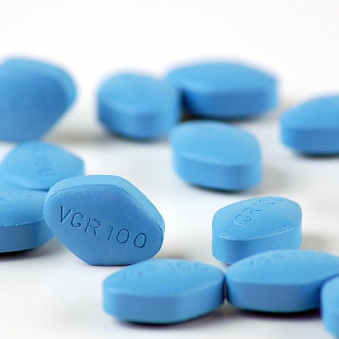 Mann schluckt Viagra und bekommt Mega-Erektion