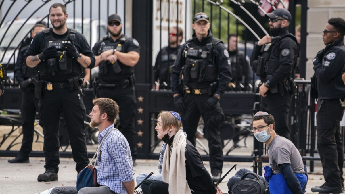 Mitglieder des Secret Service halten Demonstranten fest, nachdem sie w&auml;hrend einer Demonstration f&uuml;r einen Waffenstillstand im Gazastreifen in der N&auml;he des Wei&szlig;en Hauses in Washington einen Eingang zum Wei&szlig;en Haus blockiert haben. (Foto)