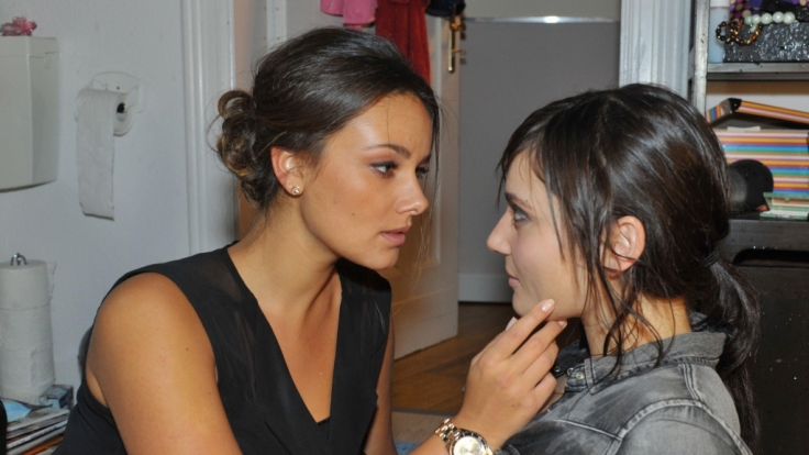 Zwischen Jasmin (Janina Uhse, l.) und Anni (Linda Marlen Runge) knistert es.