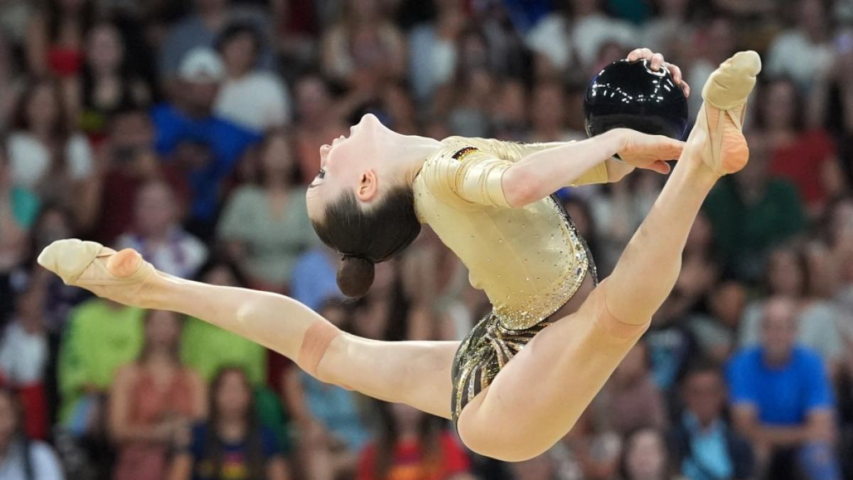 Darja Varfolomeev aus Deutschland zeigt bei der Rhythmischen Sportgymnastik ihr Können. (Foto)