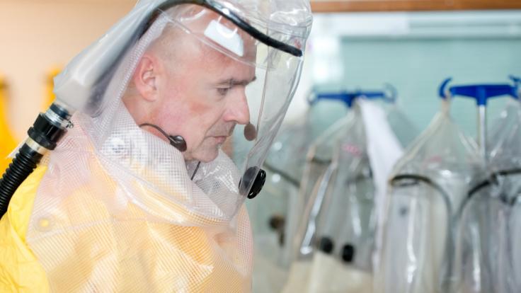 Erster Coronavirus-Fall in Deutschland wird im Schwabinger Klinikum behandelt. Der damalige Klinikleiter Götz Brodermann bei einem Pressetermin 2014 auf der Sonderisolierstation im Klinikum Schwabing mit Schutzanzug
