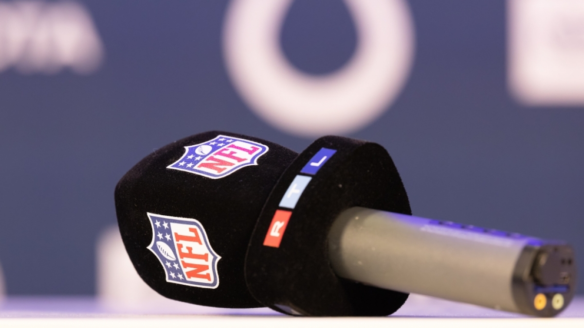 American Football: NFL, vor dem zweiten Deutschland-Spiel zwischen den New England Patriots und den Indianapolis Colts, Pressekonferenz: RTL-Mikro mit NFL-Logo. (Foto)