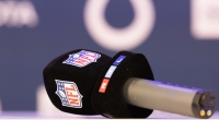 American Football: NFL, vor dem zweiten Deutschland-Spiel zwischen den New England Patriots und den Indianapolis Colts, Pressekonferenz: RTL-Mikro mit NFL-Logo.