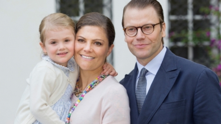 Prinzessin Victoria von Schweden und Prinz Daniel mit Töchterchen Estelle am Victoriatag 2016.