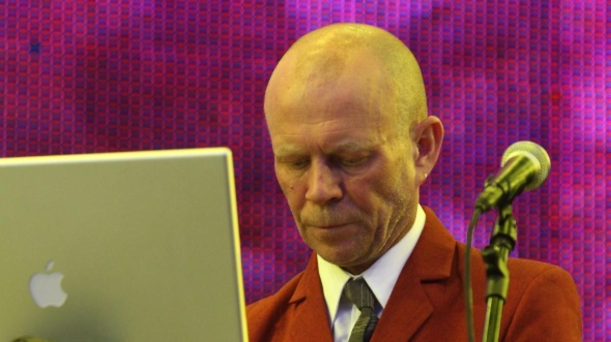 Vince Clarke, hier bei einem Auftritt 2011 mit Erasure, muss den Tod seiner Frau verkraften. (Foto)