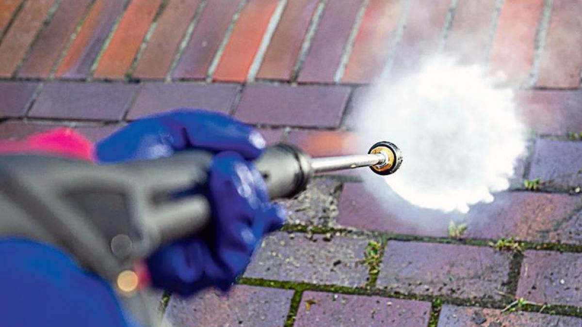Bei Hochdruckreinigern ist in der Regel keine Chemie notwendig - gute Modelle haben auch so eine starke Reinigungskraft. (Foto)
