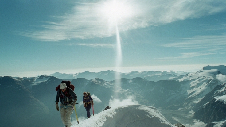 Ein deutscher Tourist ist bei einer Wanderung in den Südtiroler Alpen etwa 500 Meter tief abgestürzt.