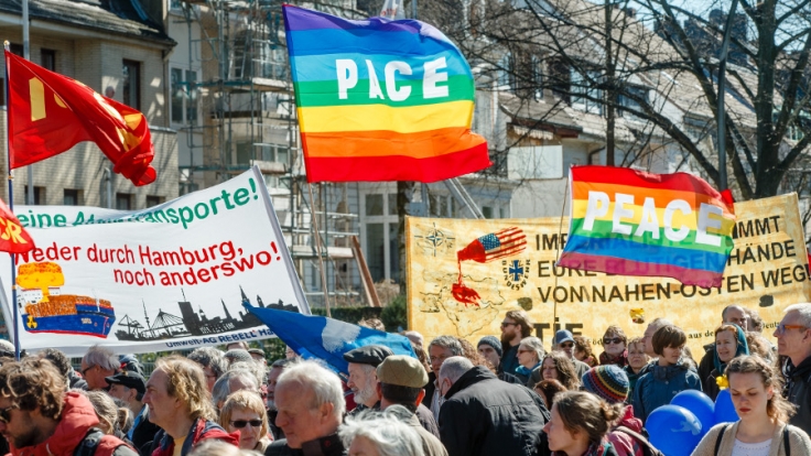 Demonstranten beim Ostermarsch 2015 in Hamburg.