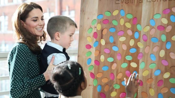 Kate Middleton zeigte beim Besuch des Evelina London Children's Hospital keinerlei Berührungsängste.