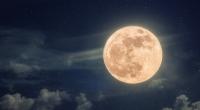 Im September zeigt sich der Vollmond als Herbstmond am dunklen Himmel.