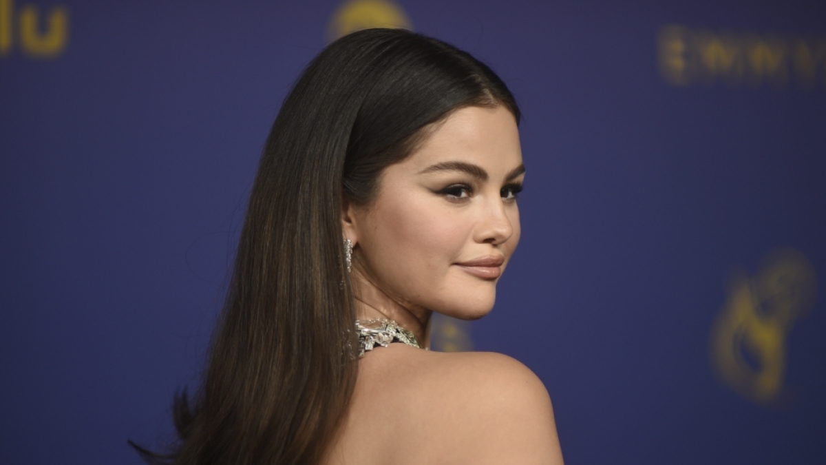 Selena Gomez stiehlt Sabrina Carpenter mit einem hei&szlig;en Netz-Strip die Show. (Foto)