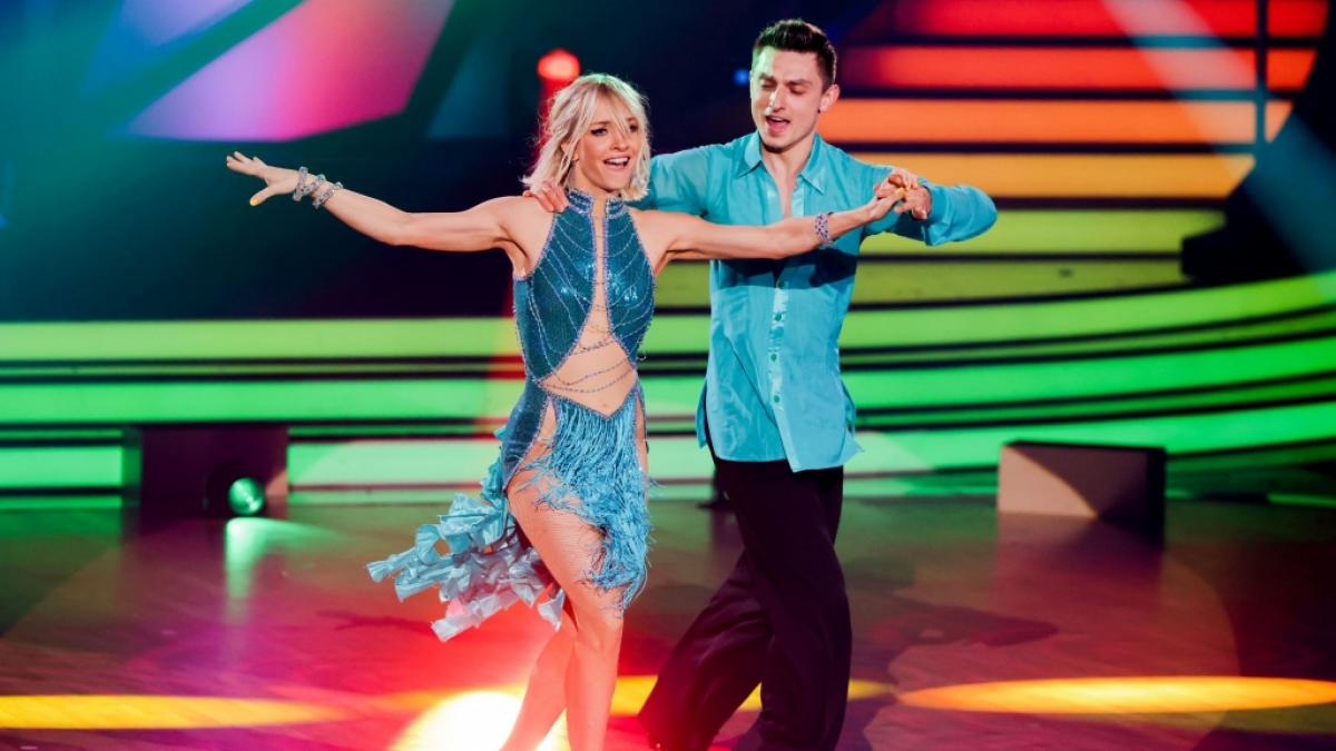 Janin Ullman und Zsolt S&aacute;ndor Cseke tanzen am 25. M&auml;rz einen Walzer zum Silbermond-Hit "das Beste. (Foto)