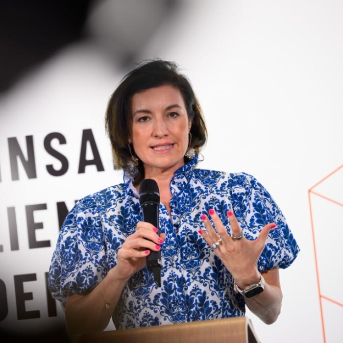 CSU-Ministerin mit herausgestreckter Zunge - Wirbel um neues Video aus Paris