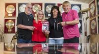 Die Amigos-Familie: Karl-Heinz Ulrich (l.) mit seiner Frau Doris sowie sein Bruder Bernd Ulrich (r.) mit dessen Ehefrau Heike in ihrem Elternhaus.