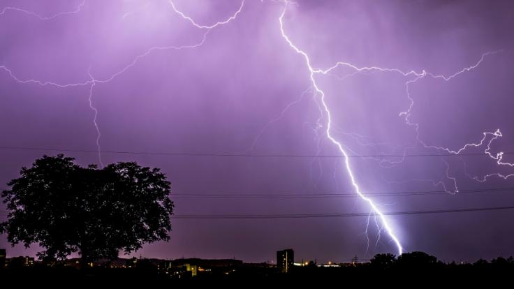 Vom meteorologischen Herbstbeginn am 1. September unbeeindruckt meldet sich der Sommer in Deutschland zurück - jedoch mit Unwettern im Schlepptau.