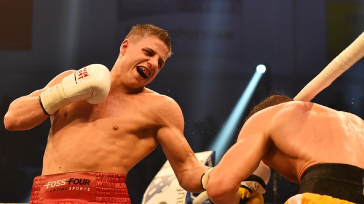 WBA-Weltmeisterschaft Super-Mittelgewicht Tyron Zeuge (l) gewann durch Ko gegen Giovanni DE Carolis am 05.11.2016 in Potsdam (Brandenburg).