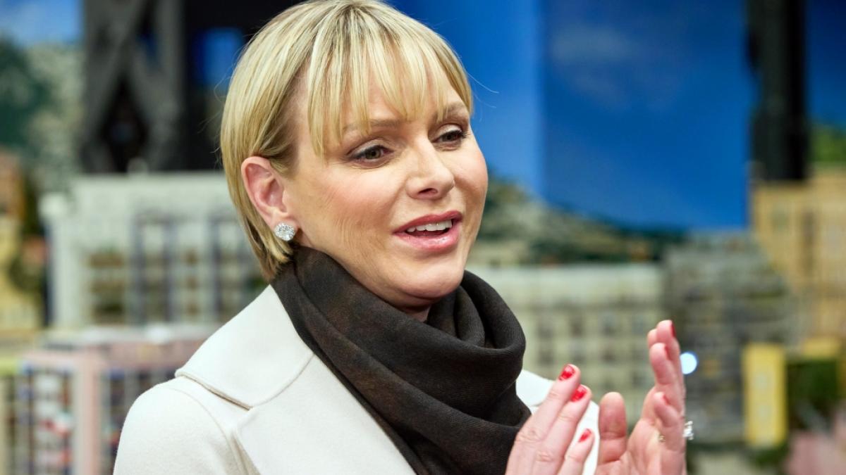 Der Alltagslook kam f&uuml;r Prinzessin Charl&egrave;ne am Wochenende nicht in Frage: Die monegassische F&uuml;rstin tauschte die schlichte Kluft gegen ein Wow-Outfit in dunkelgr&uuml;n. (Foto)
