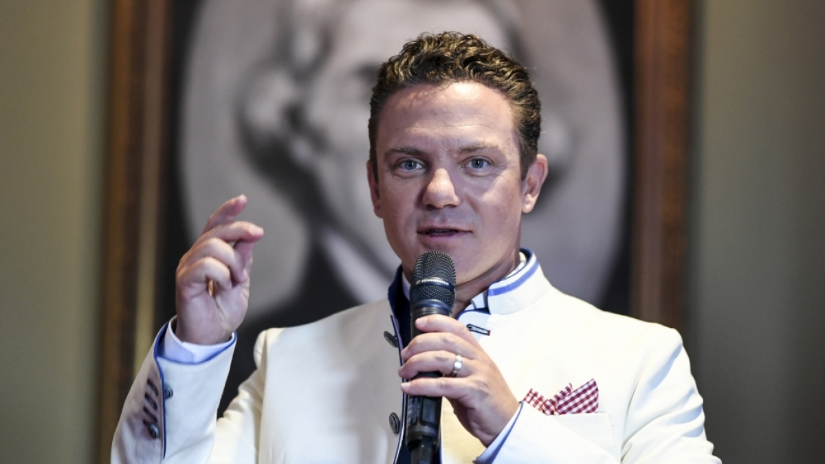 Stefan Mross&nbsp;performt auf der B&uuml;hne. (Foto)