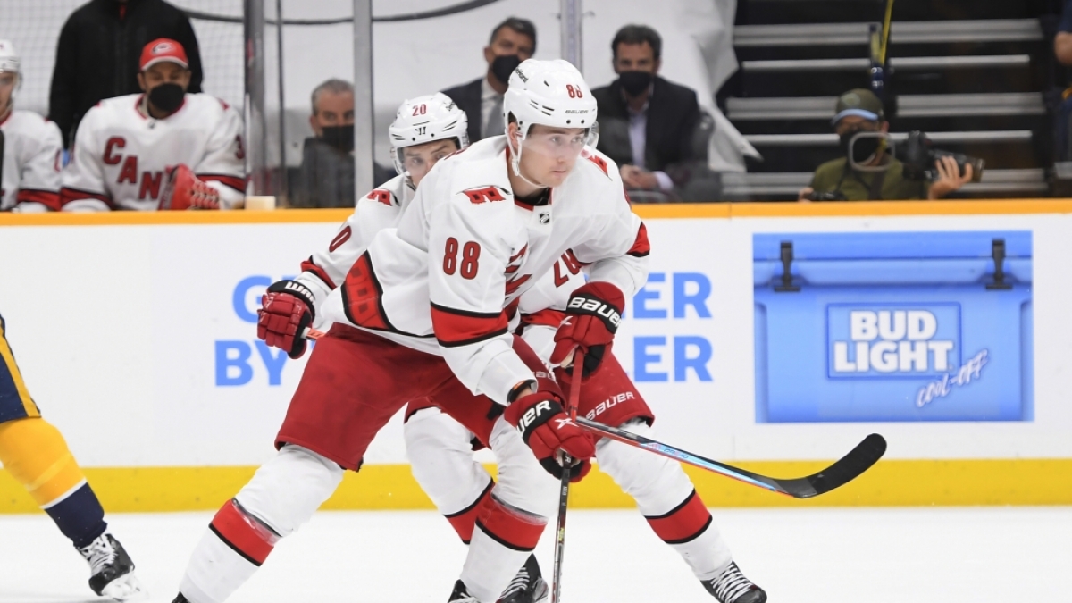Eishockey: NHL, Nashville Predators - Carolina Hurricanes, Play-off-Runde, Achtelfinale, 6. Spieltag. Martin Necas von den Carolina Hurricanes in Aktion. (Foto)