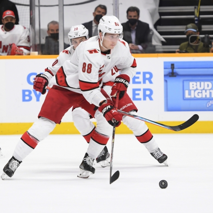 Eishockey: NHL, Nashville Predators - Carolina Hurricanes, Play-off-Runde, Achtelfinale, 6. Spieltag. Martin Necas von den Carolina Hurricanes in Aktion.