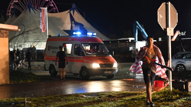 Bei den Unwettern über Festivals in Südbayern sind am Freitagabend mehrere Menschen verletzt worden. Sie wurden mit einem Krankenwagen in ein naheliegendes Krankenhaus gebracht.