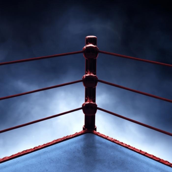 Wrestler dreht völlig frei und durchbohrt Ringrichter mit Eisenstachel