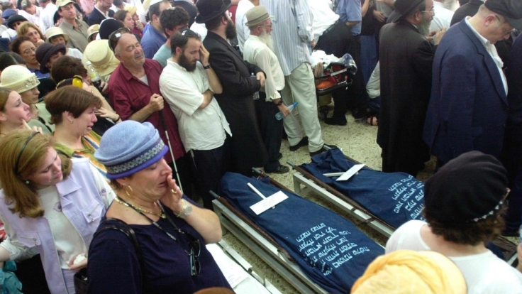 Beisetzung einer Familie in Jerusalem, die durch einen Selbstmordattentäter der Hamas getötet wurde.