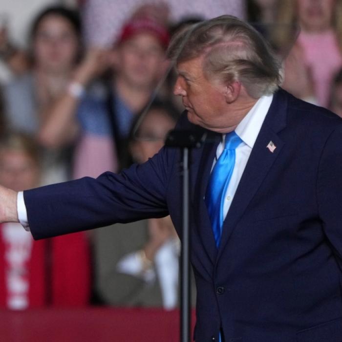 Er kann nicht wegsehen - Trump starrt blonde Assistentin auf offener Bühne an