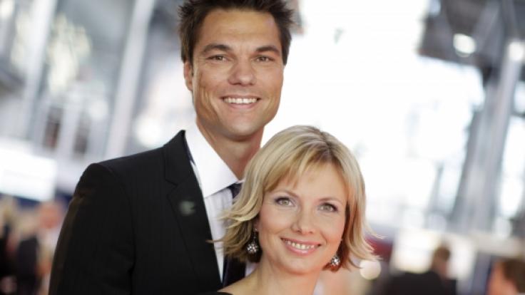 Die (damals schwangere) Moderatorin Ilka Eßmüller und ihr Mann Boris Büttner vor der Verleihung des Deutschen Fernsehpreises im Jahr 2009.