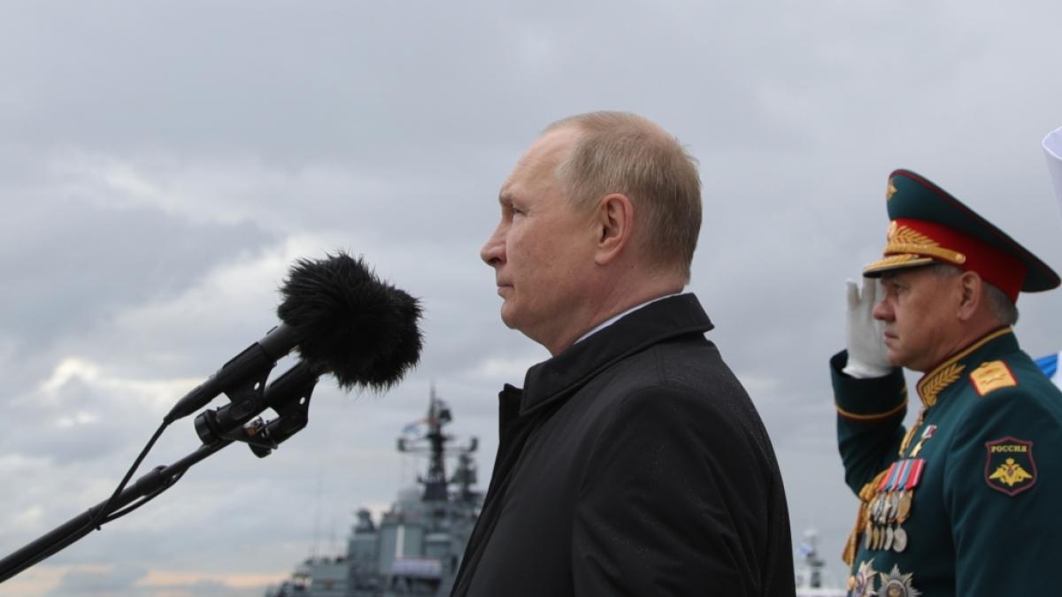 Putin bei den Feierlichkeiten am Tag der Seestreitkr&auml;fte. (Foto)