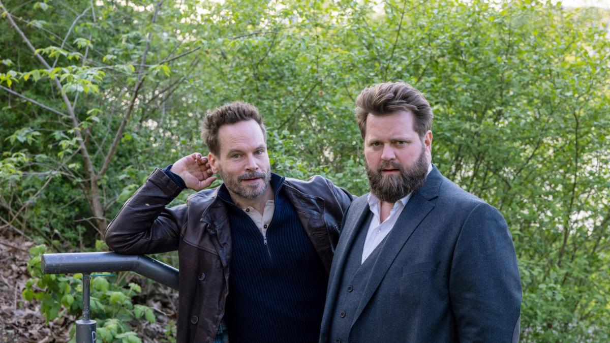 Die Schauspieler Wanja Mues (l) und Antoine Monot, Jr. verabschieden sich von der Fernsehserie "Ein Fall f&uuml;r Zwei". (Foto)