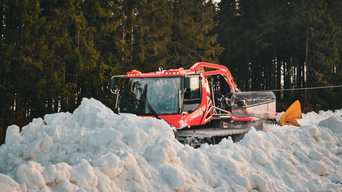Eine deutsche Snowboarderin ist im Zillertal nach einer Kollision mit einer Pistenraupe gestorben (Symbolfoto). (Foto)