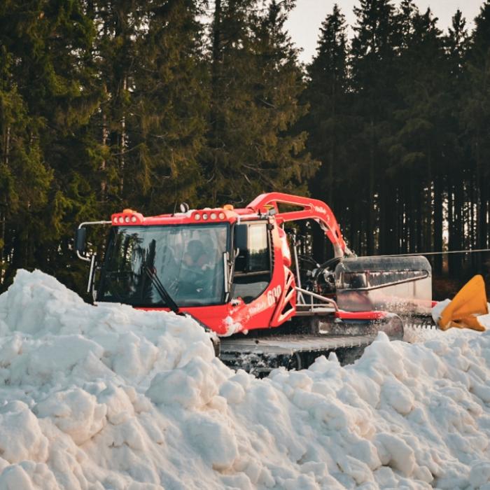 Deutsche Snowboarderin (29) kracht in Pistenraupe - tot!