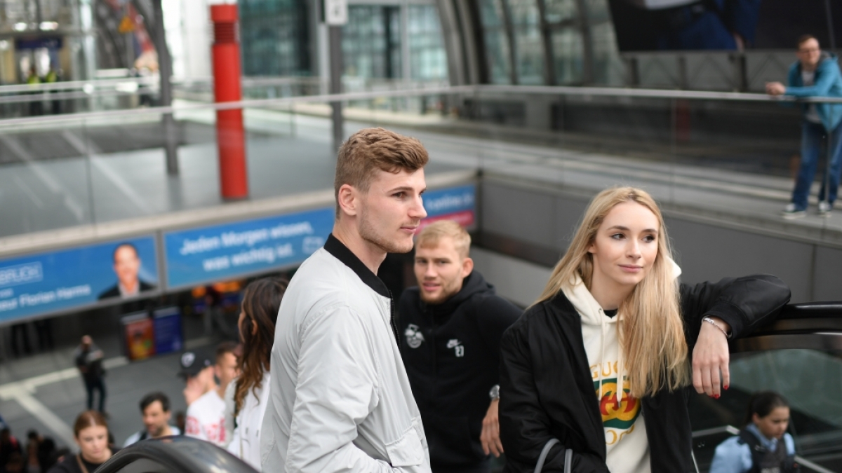 Timo Werner mit seiner Freundin Paula im Leipziger Hauptbahnhof. (Foto)