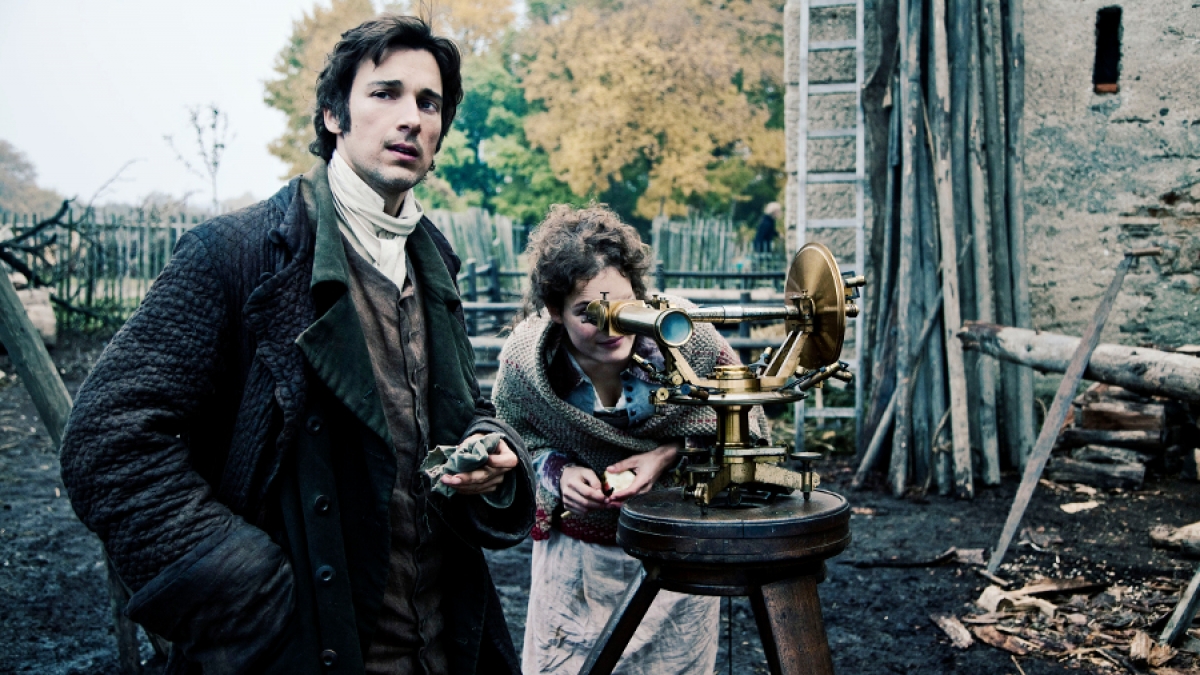 Der Mathematiker Carl Friedrich Gau&szlig; (Florian David Fitz) legt unendliche Weiten in seinem Kopf zur&uuml;ck, erfasst die Fl&auml;chen der Erde mit den Mitteln der mathematischen Abstraktion. (Foto)