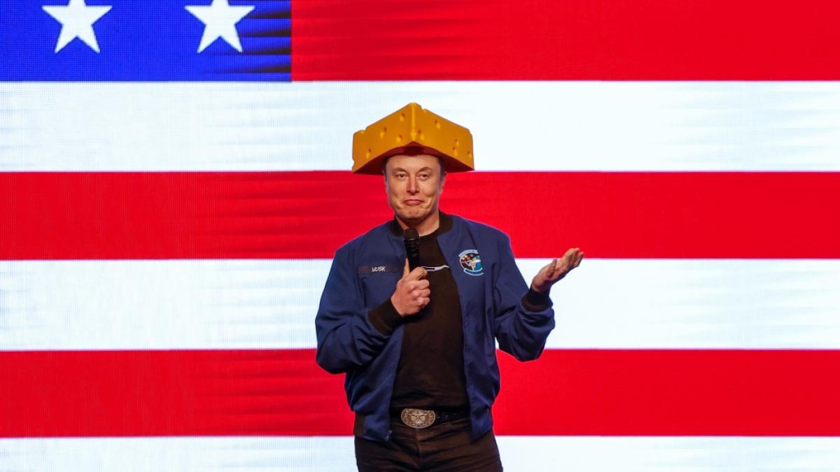 Elon Musk erschien mit K&auml;se-Hut auf der B&uuml;hne. (Foto)