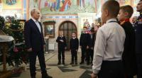 Wladimir Putin schreckt selbst zum orthodoxen Weihnachtsfest nicht davor zurück, kleine Kinder mit seiner Kriegspropaganda zu impfen.