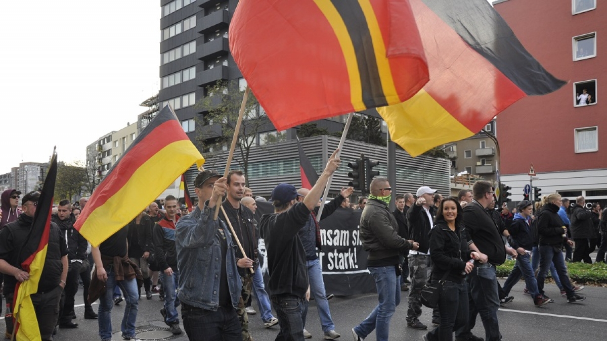 Mehr als 4.500 Demonstranten gingen in Köln auf die Straße, um gegen Salafisten zu demonstrieren. (Foto)