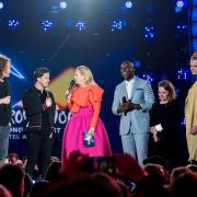 Joe Chialo (3.v.r.), Moderatorin Barbara Schöneberger und weitere Mitglieder der deutschen ESC-Jury 2019.