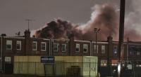 Rauch steigt auf, als Ersthelfer nach dem Absturz eines Kleinflugzeugs in Philadelphia den Tatort untersuchen.