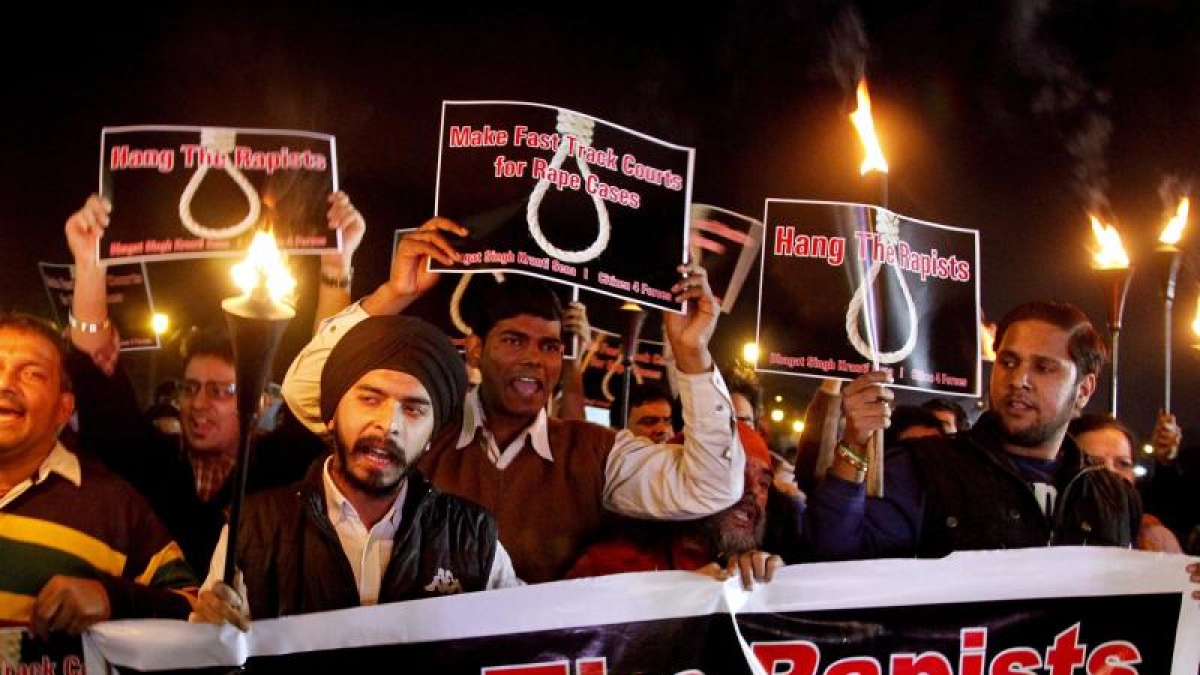 W&uuml;tender Protest in Neu Delhi nach der Vergewaltigung und Ermordung einer jungen Inderin im Dezember 2012. (Foto)