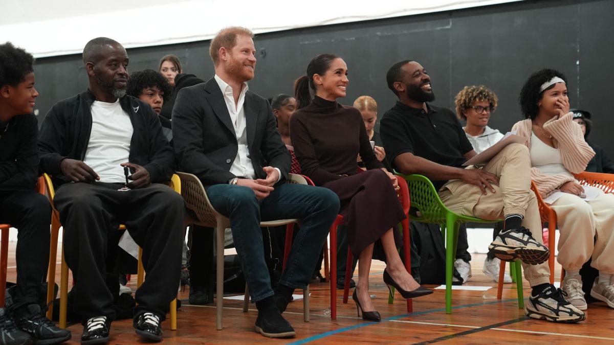 Bei ihrer Stippvisite in Nottingham strahlten Harry und Meghan &uuml;ber das ganze Gesicht. (Foto)