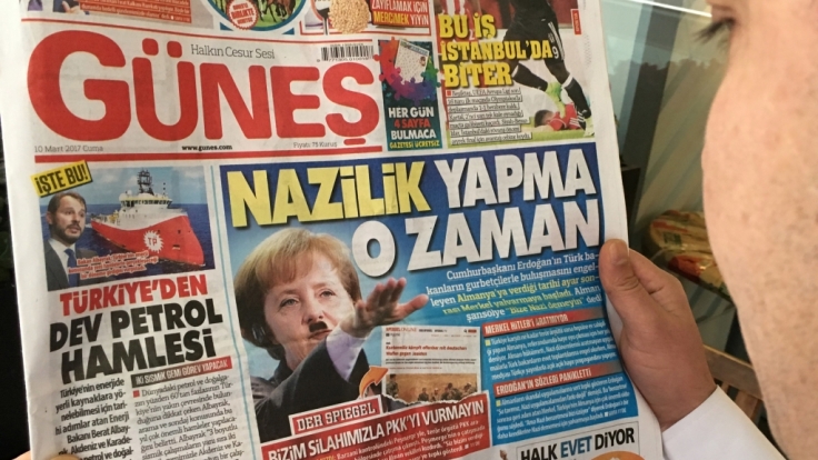 Angela Merkel mit Hitler-Bart und Nazi-Gruß: Mit dieser Fotomontage sorgt die türkische Zeitung