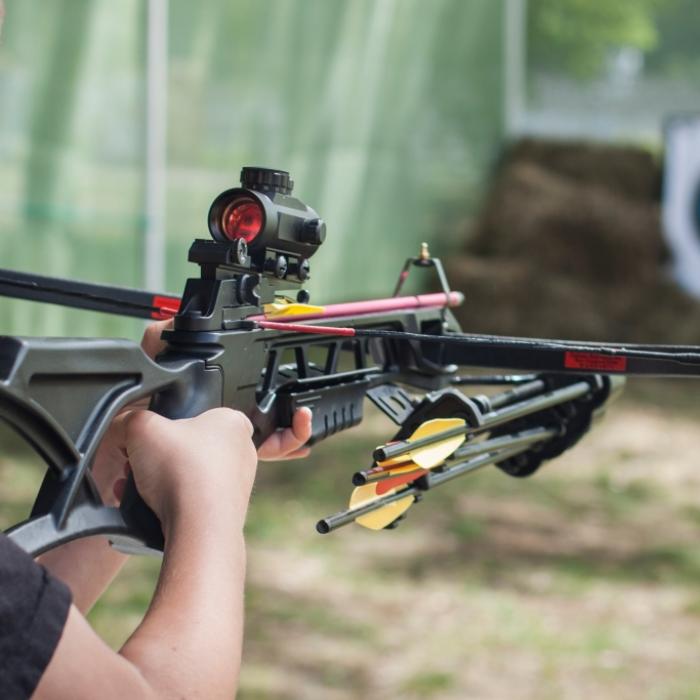 Mann schießt mit Armbrust auf Menschen - Haftbefehl erlassen