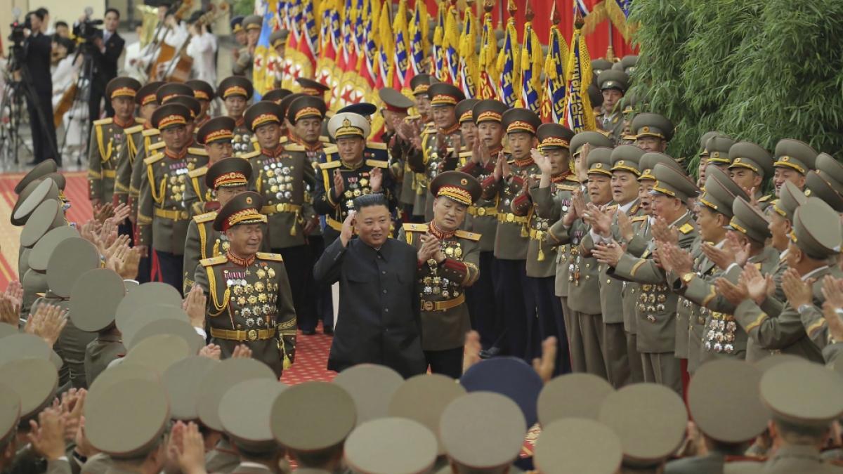 Frisch erschlankt und bester Laune: So zeigte sich Nordkoreas Machthaber Kim Jong Un im Juli 2021 in der &Ouml;ffentlichkeit. (Foto)