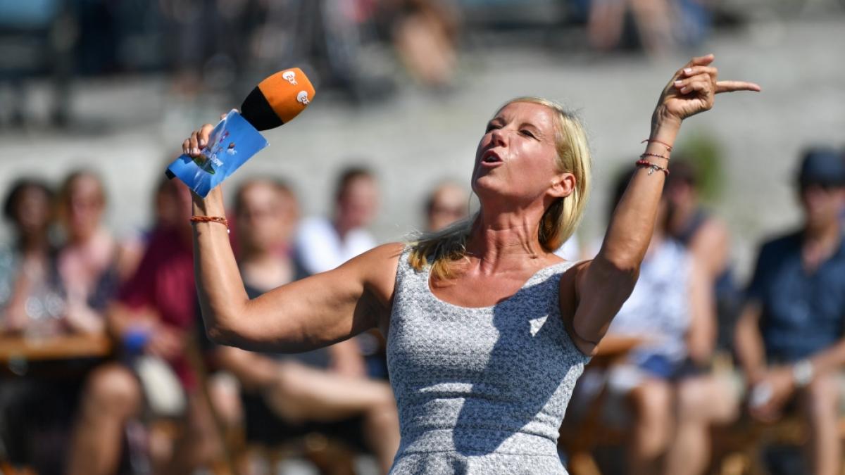 Andrea Kiewel z&uuml;ndete im "ZDF Fernsehgarten" am 31. Juli 2022 ein Partyfeuerwerk sondergleichen, als sie Ballermann-Stars auf Oktoberfest-Legenden loslie&szlig;. (Foto)